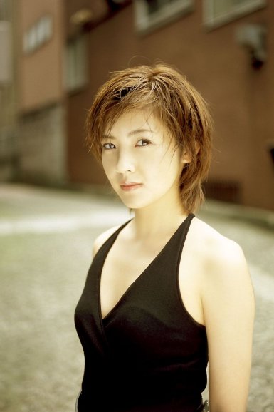 半岛体育-活跃在时尚圈的阔腿裤 阔腿裤经典搭配学起来(图2) 半岛体育app下载